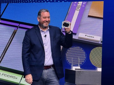Intel-Foundry-2025-Kevin-O-Buckley-with-Big-AI-Package-Large.jpeg