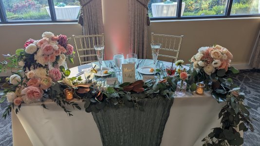 sweetheart table.jpg
